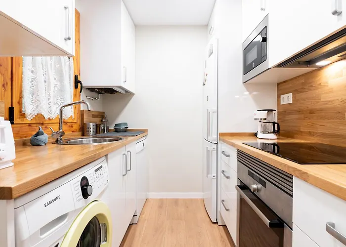 Esencia Pirineos L Bqq L Pisicina L Tenis Biescas (Aragon)