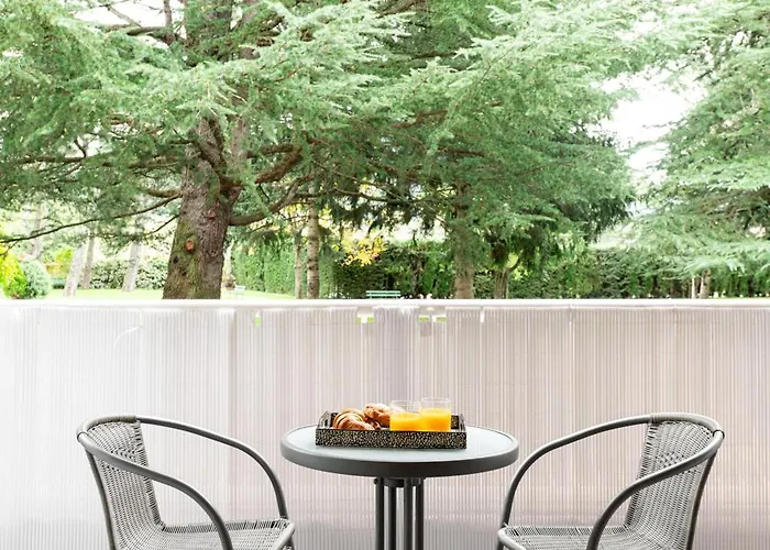 Esencia Pirineos L Bqq L Pisicina L Tenis